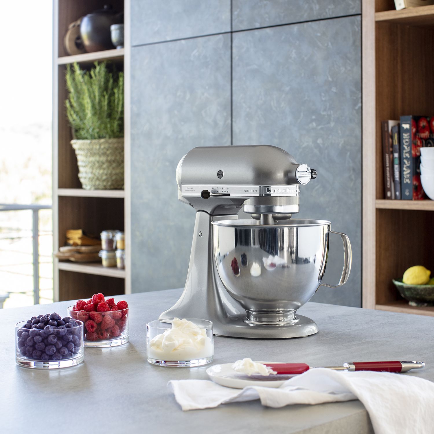 KitchenAid Artisan シルバー ミキサー KitchenAid Artisan Stand Mixer 4.8L Contour Silver 5KSM125BCU only