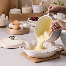 Le Creuset Meringue Signature Cast Iron Shallow Casserole Dish 22cm alternative