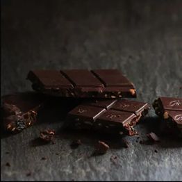 Willies Cacao Hazelnut &amp; Raisin Dark Chocolate Bar 50g alternative