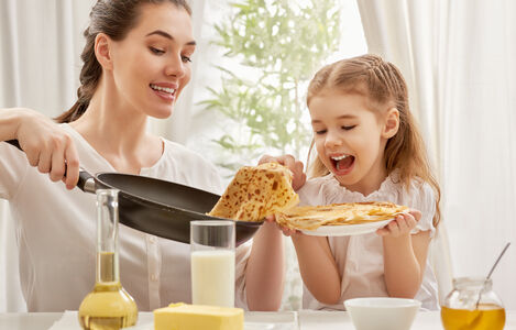 Mother,And,Daughter,Prepare,Pancakes