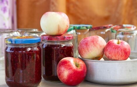Red,And,Yellow,Apples,On,The,Table,Next,To,Jars