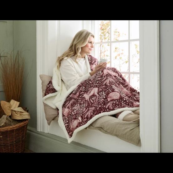 Deyongs Woodland Folk Wine Heated Throw 140x180cm